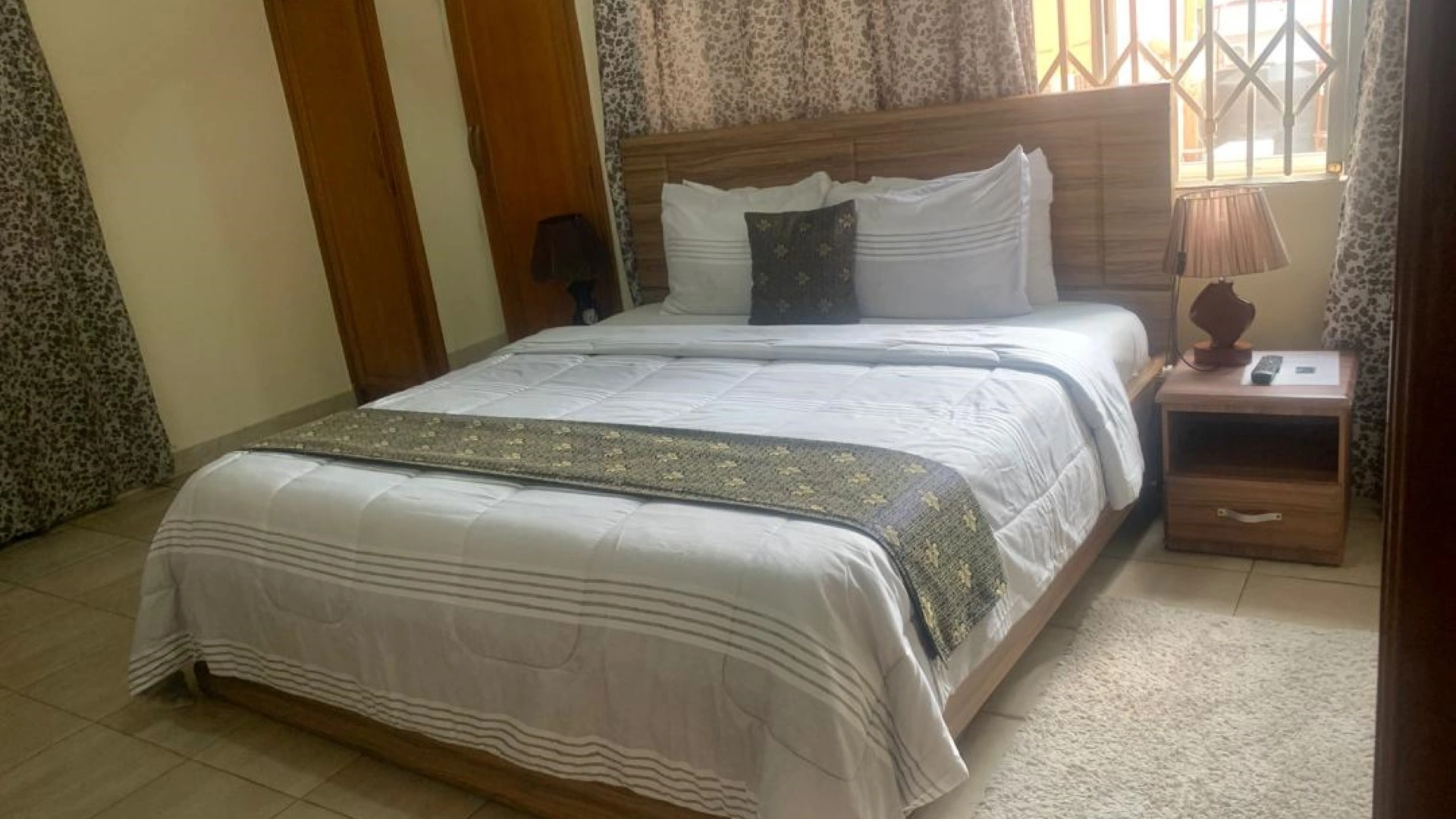 Bond Royale Hotel Slider 1